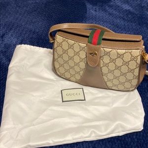 Gucci crossbody bag authentic, in great condition.